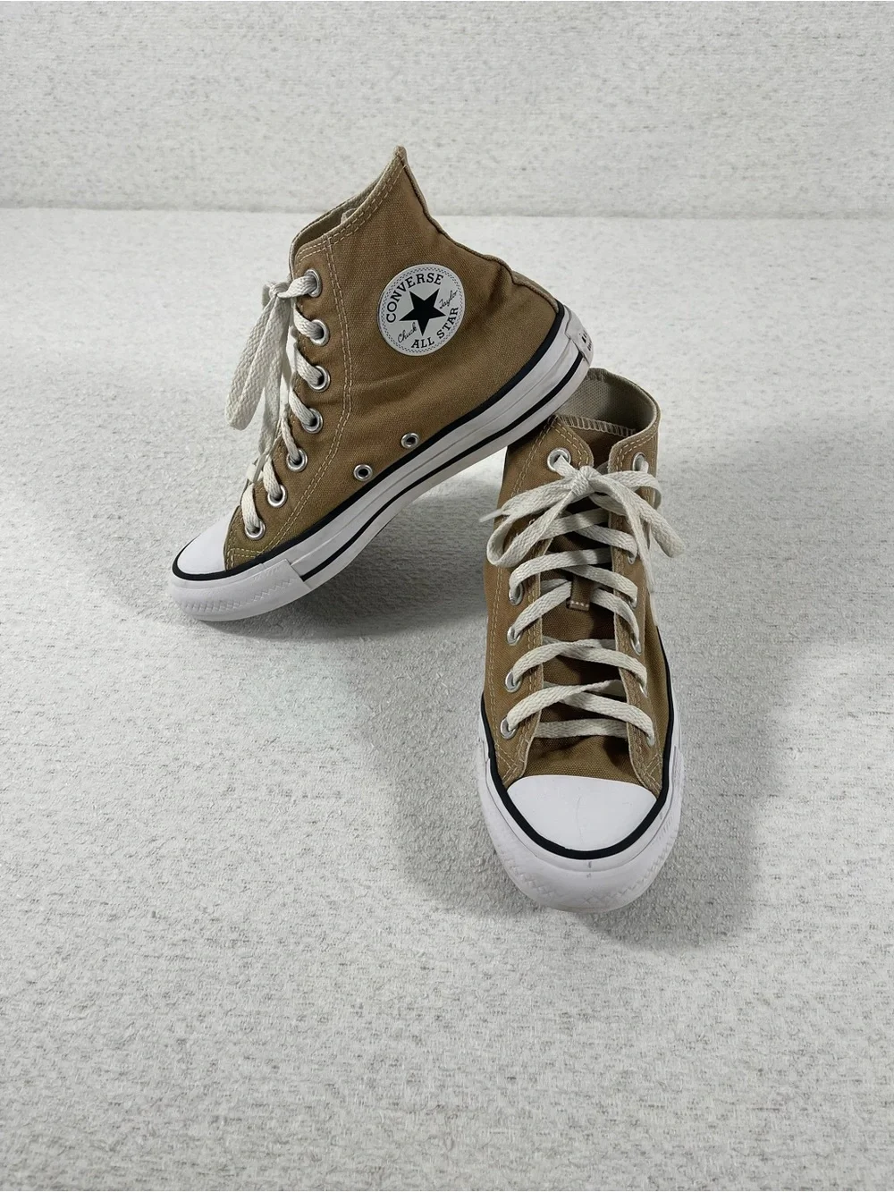 Converse Youth Size 4 Chuck Taylor All Star High Top Sneakers. SKU#0370